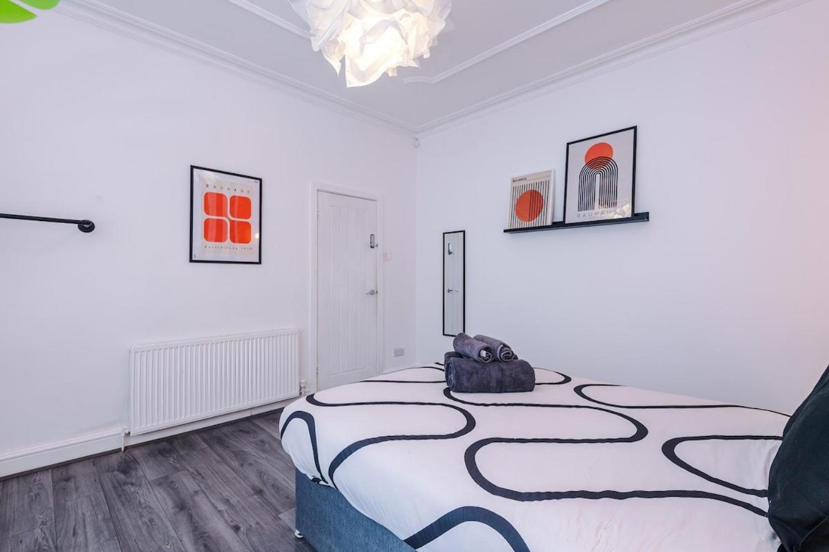 Anfield Townhouse Sleeps 12 7min Walk To Stadium Holiday home Liverpool