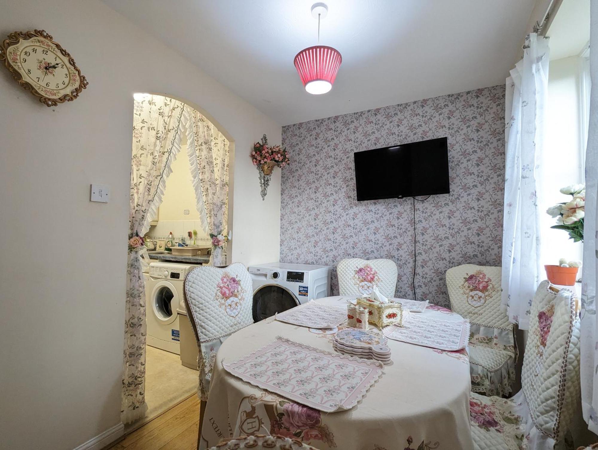 Vintage 3-bed Centre Gem Free Parking Apartment *