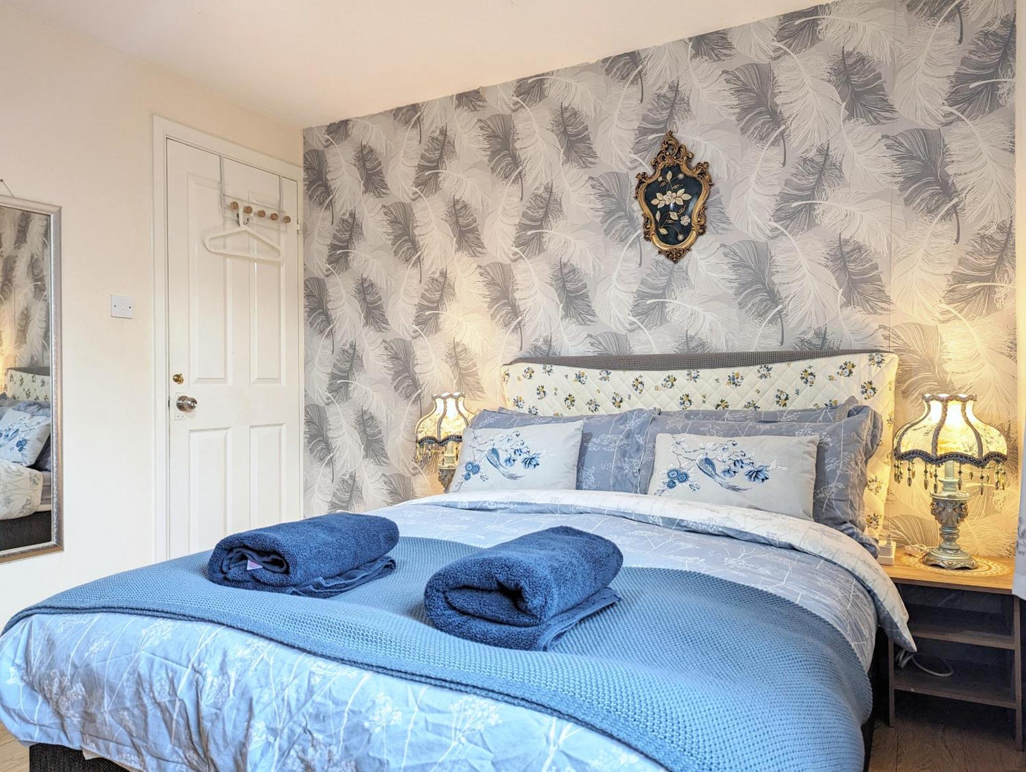 Vintage 3-bed Centre Gem Free Parking Apartment *