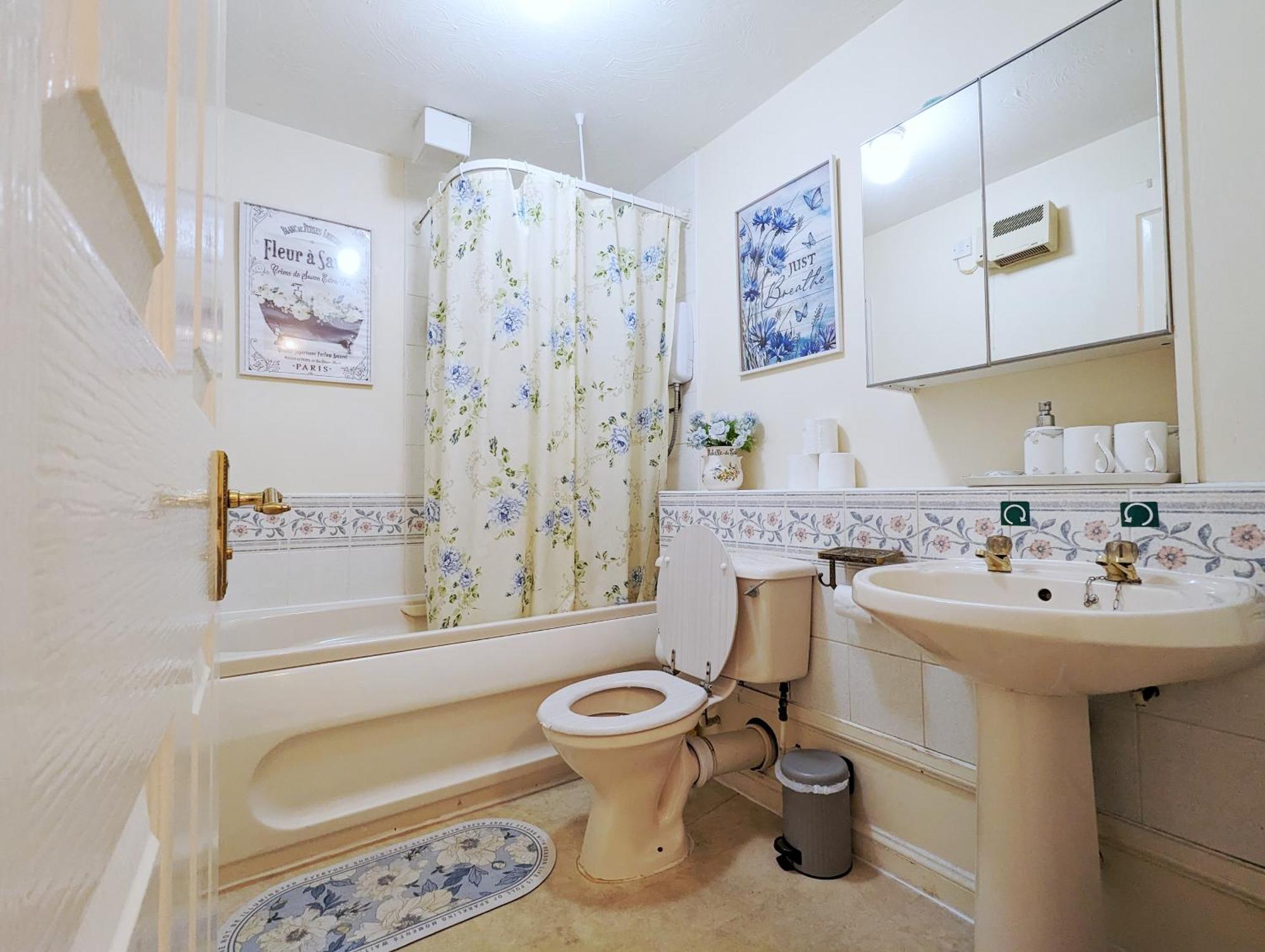 Vintage 3-bed Centre Gem Free Parking Apartment