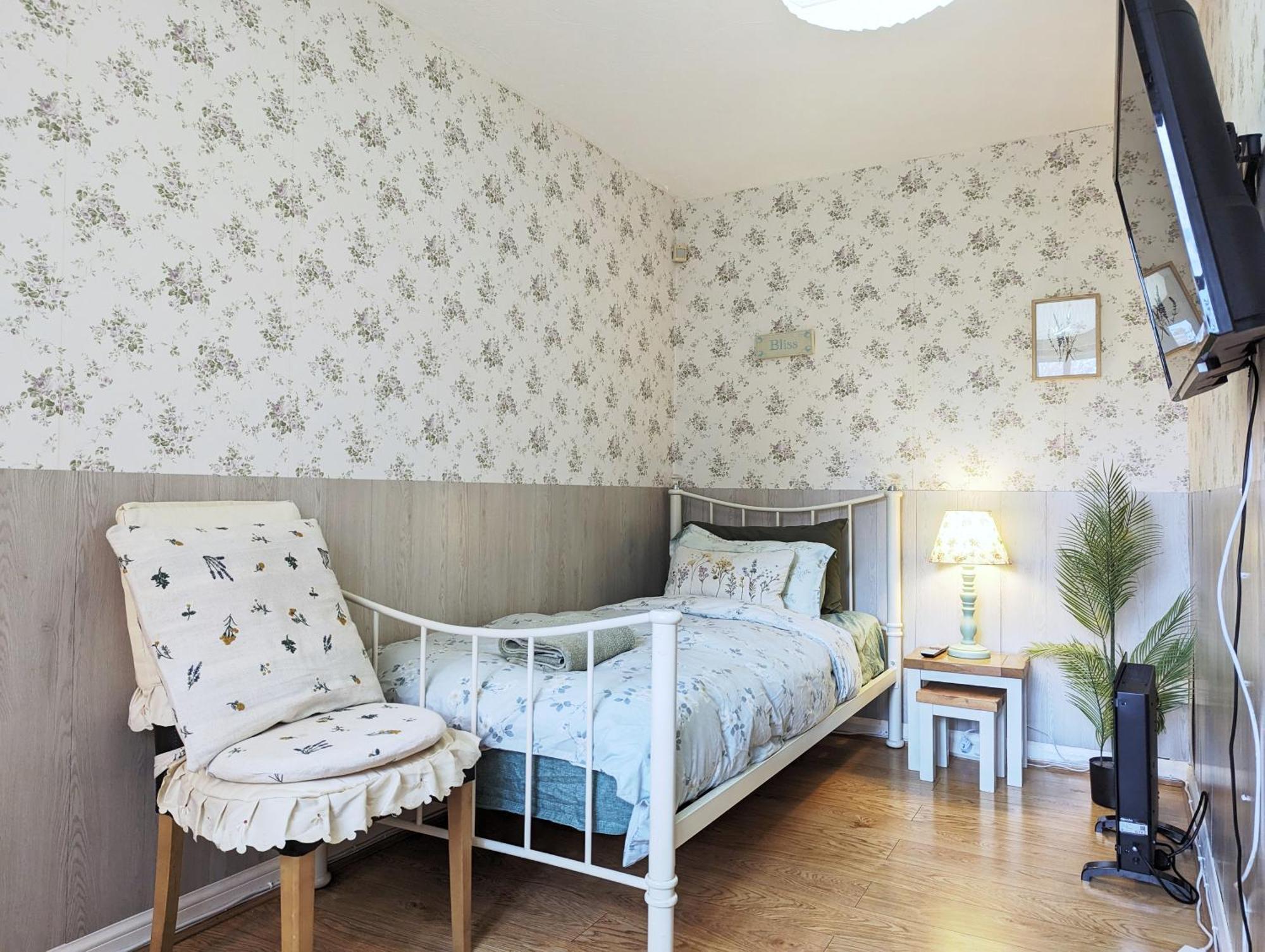 Vintage 3-bed Centre Gem Free Parking Apartment *