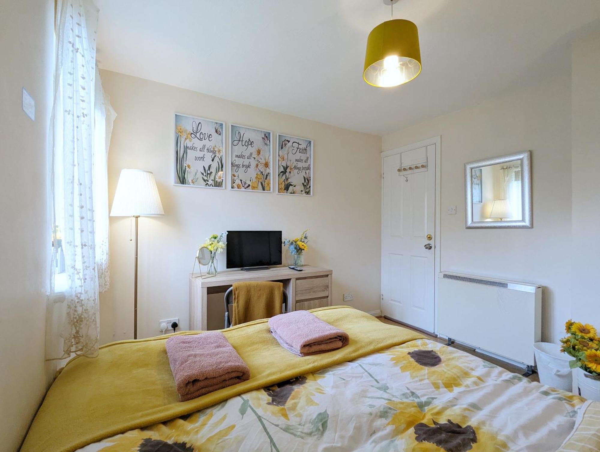Vintage 3-bed Centre Gem Free Parking Apartment