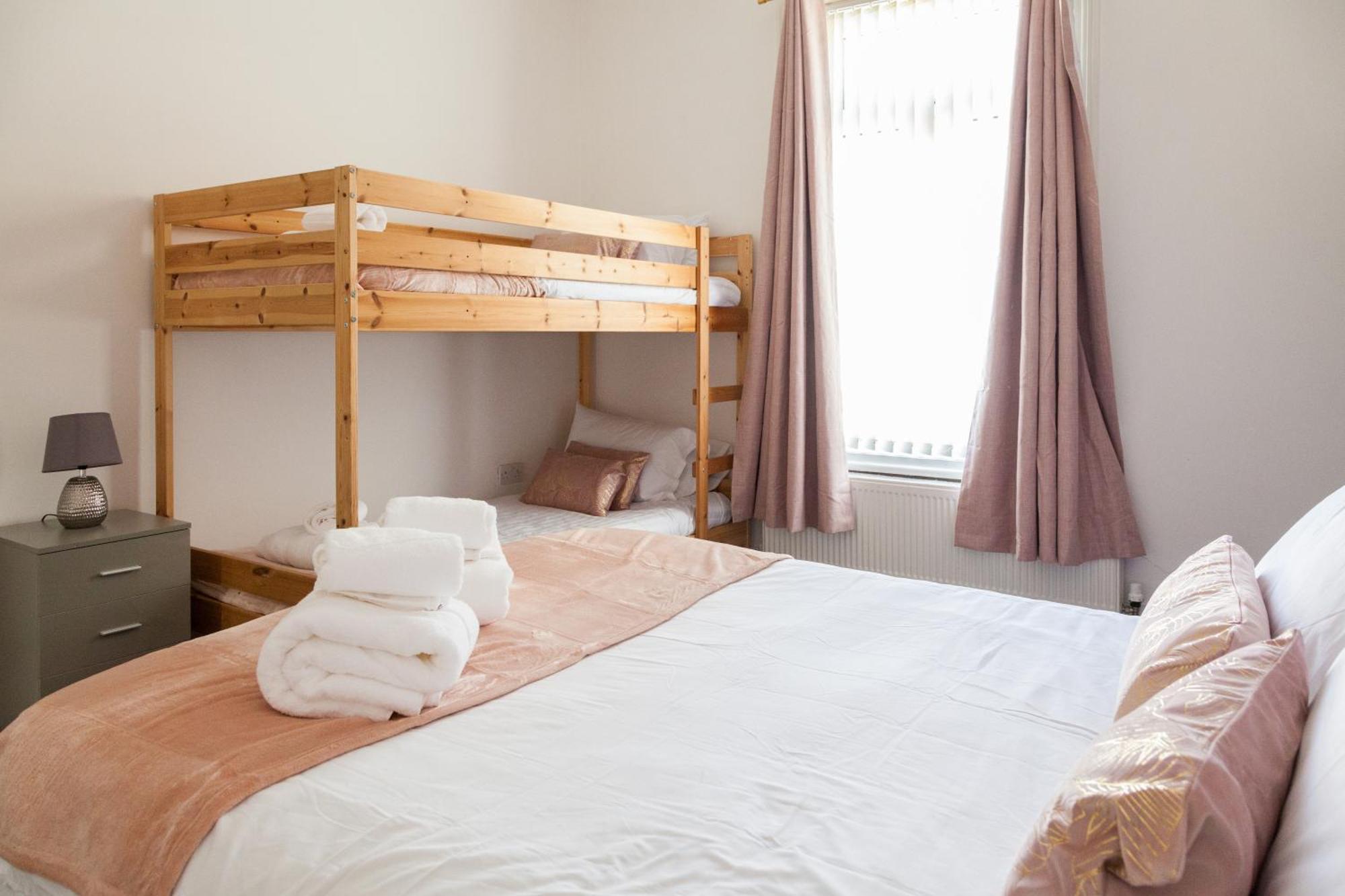 Reduction On Short - Perfect For Large Groups, 8min Walk To Stadium, Comfy House With Parking Holiday home