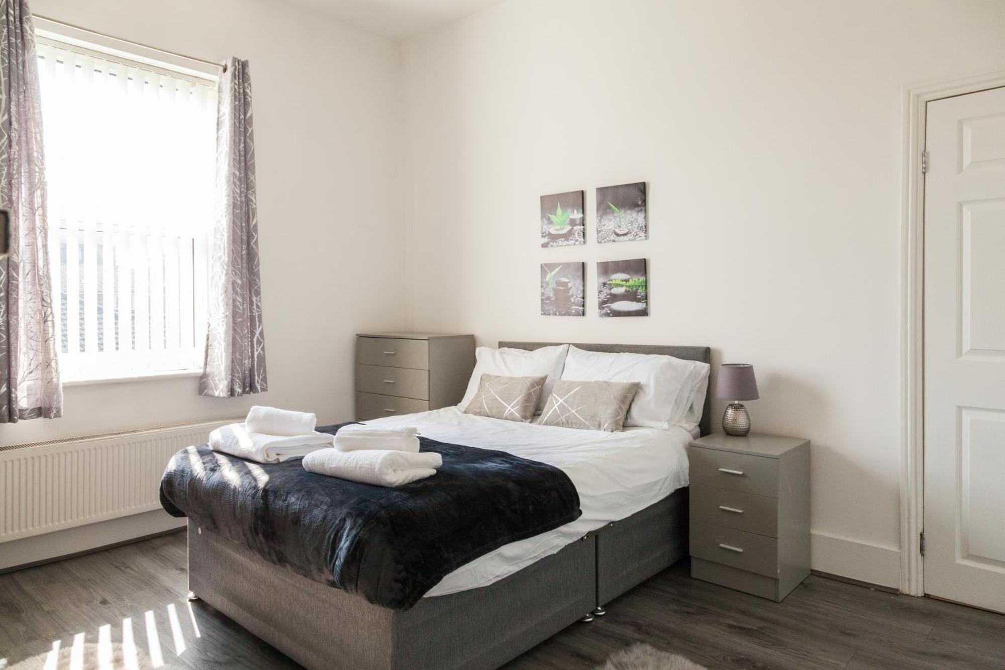 Reduction On Short - Perfect For Large Groups, 8min Walk To Stadium, Comfy House With Parking Holiday home Liverpool