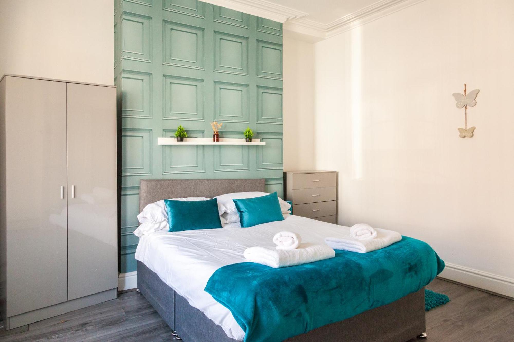 Reduction On Short - Perfect For Large Groups, 8min Walk To Stadium, Comfy House With Parking Holiday home Liverpool