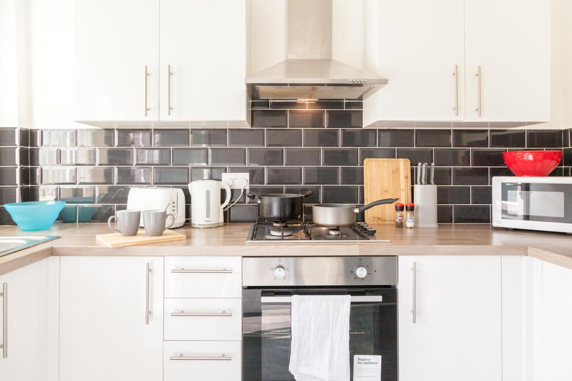 Reduction On Short - Perfect For Large Groups, 8min Walk To Stadium, Comfy House With Parking *