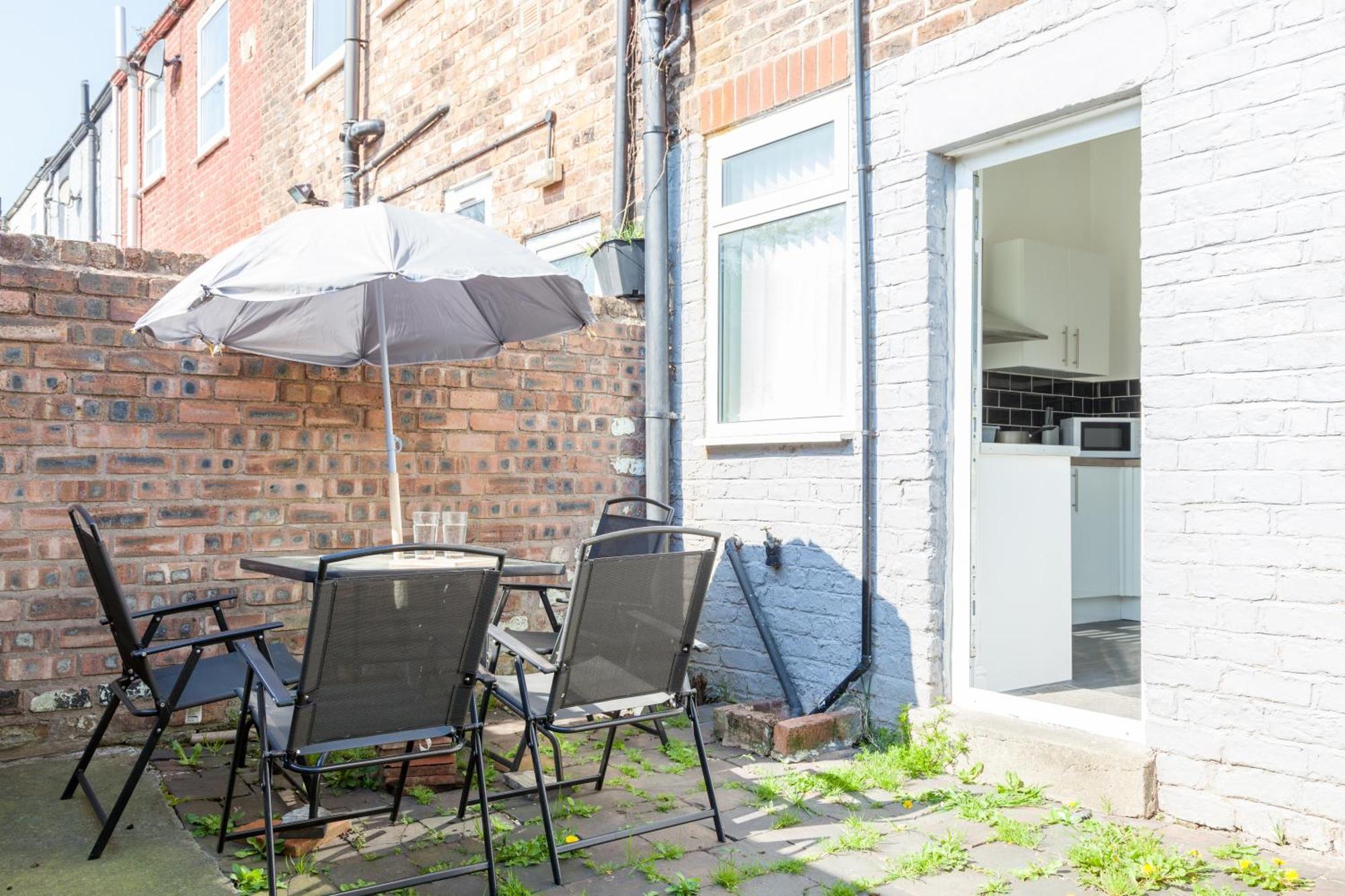 Reduction On Short - Perfect For Large Groups, 8min Walk To Stadium, Comfy House With Parking Holiday home Liverpool
