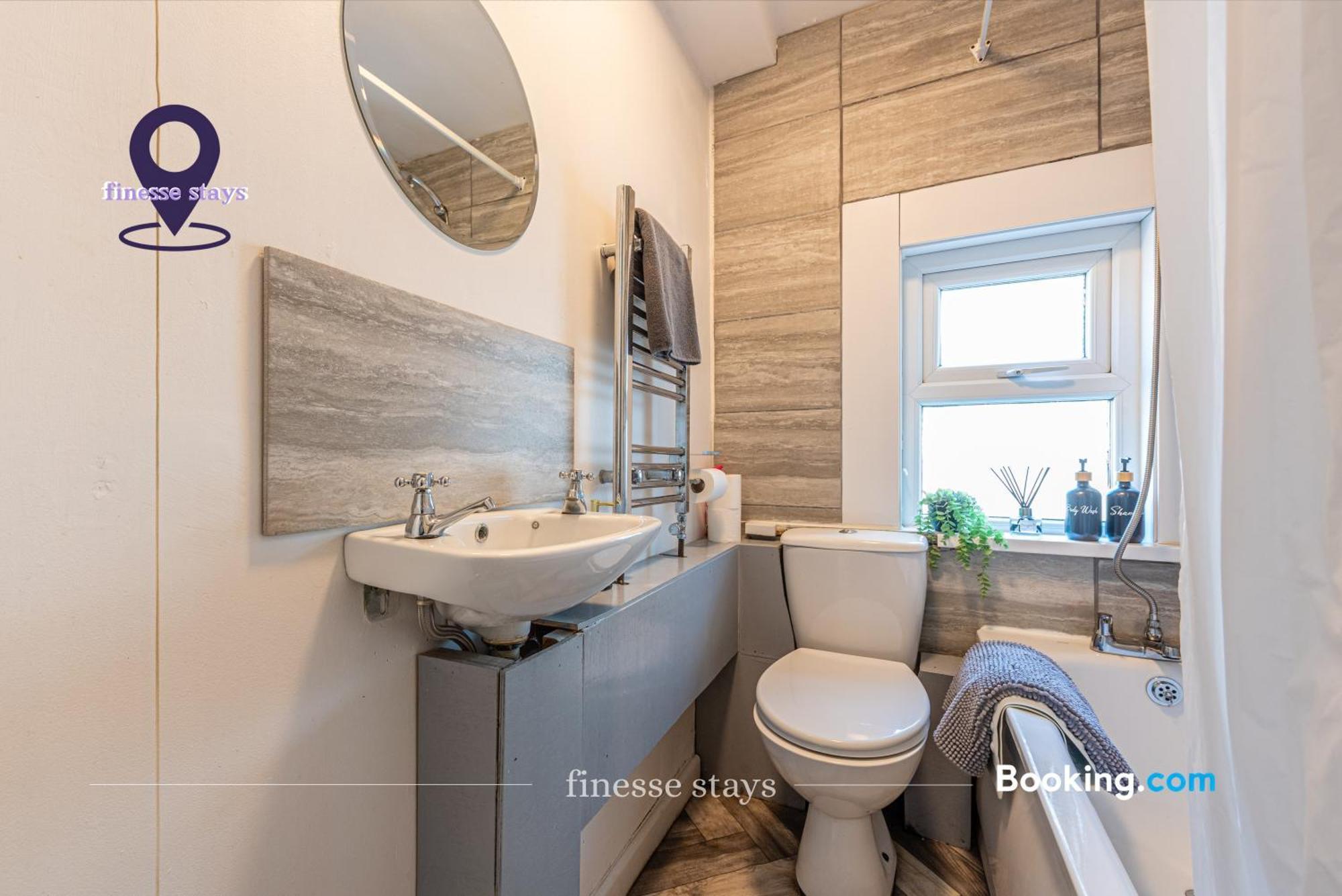 Holiday home Last-minute Specials L Premium Offers L 4bdr House By Finesse Short Lets & Serviced With Free Wifi