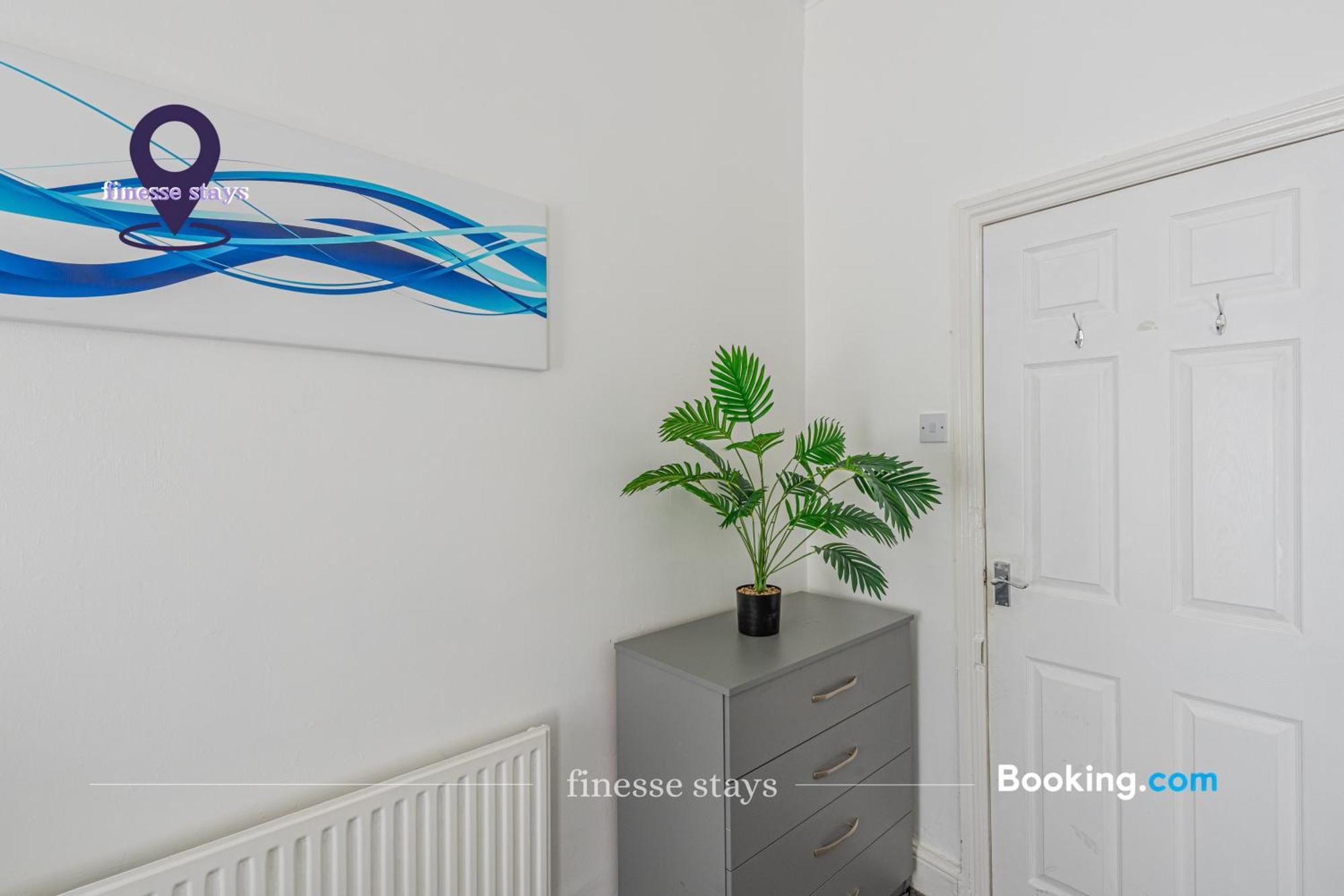 Holiday home Last-minute Specials L Premium Offers L 4bdr House By Finesse Short Lets & Serviced With Free Wifi *