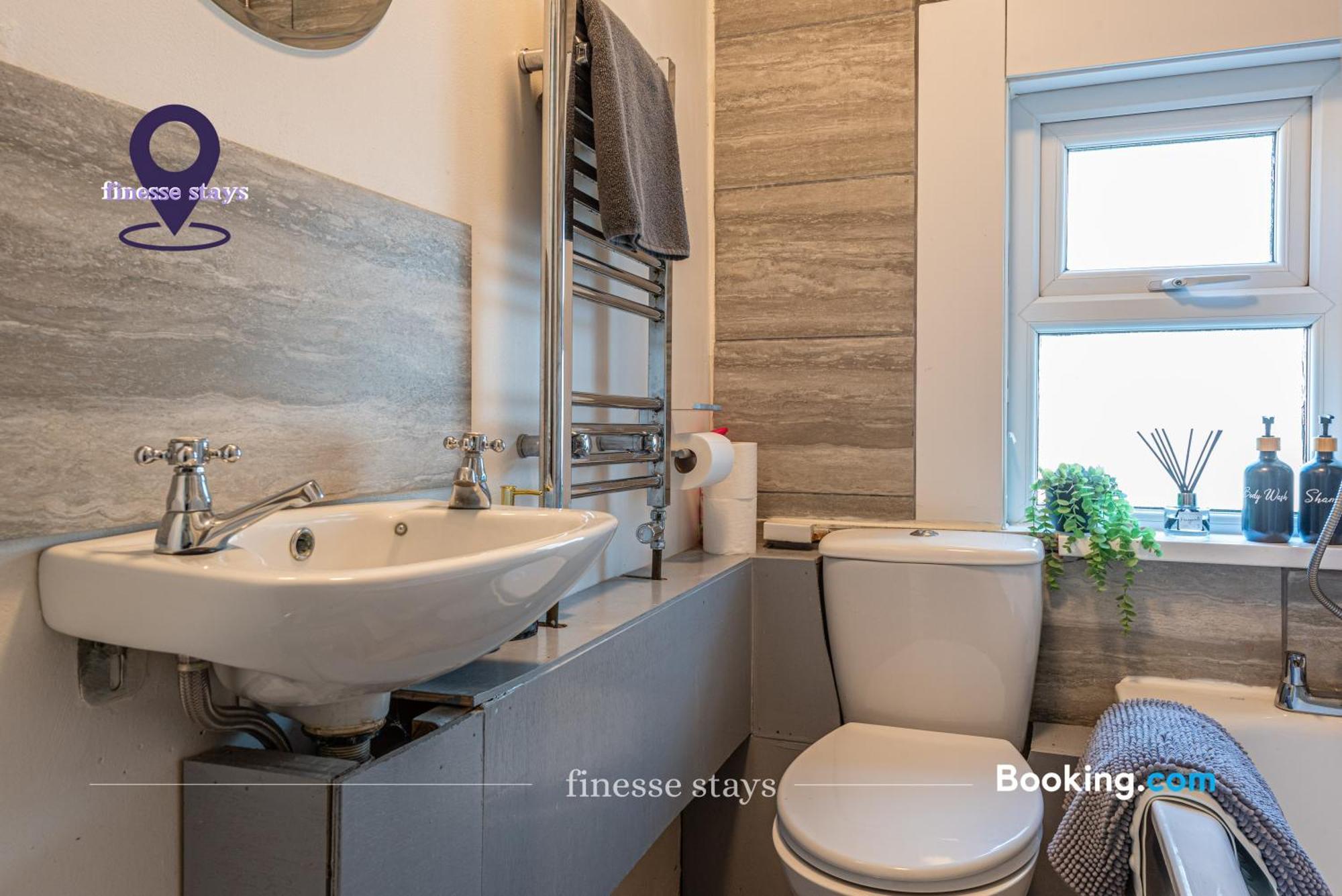 Last-minute Specials L Premium Offers L 4bdr House By Finesse Short Lets & Serviced With Free Wifi *