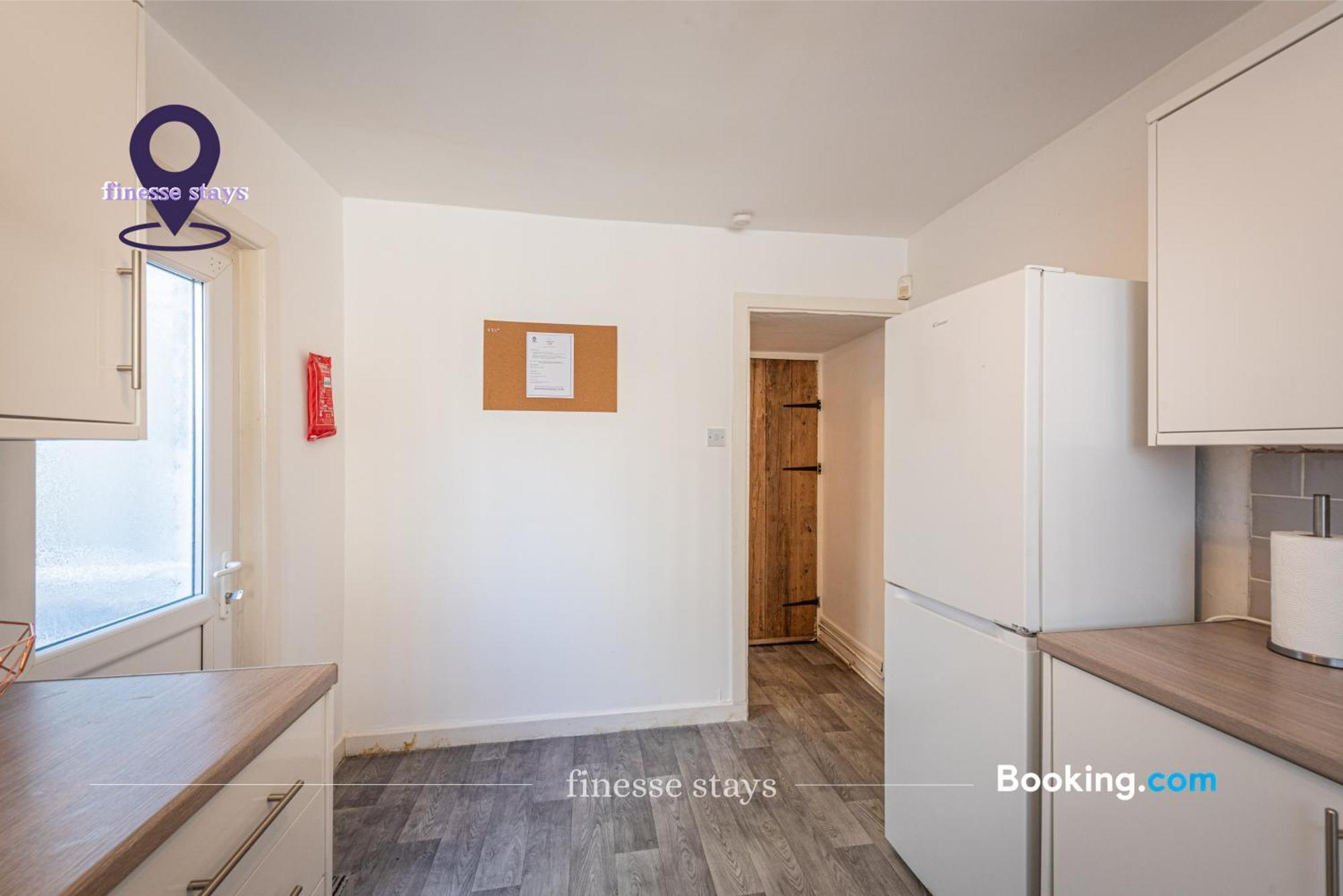 Holiday home Last-minute Specials L Premium Offers L 4bdr House By Finesse Short Lets & Serviced With Free Wifi
