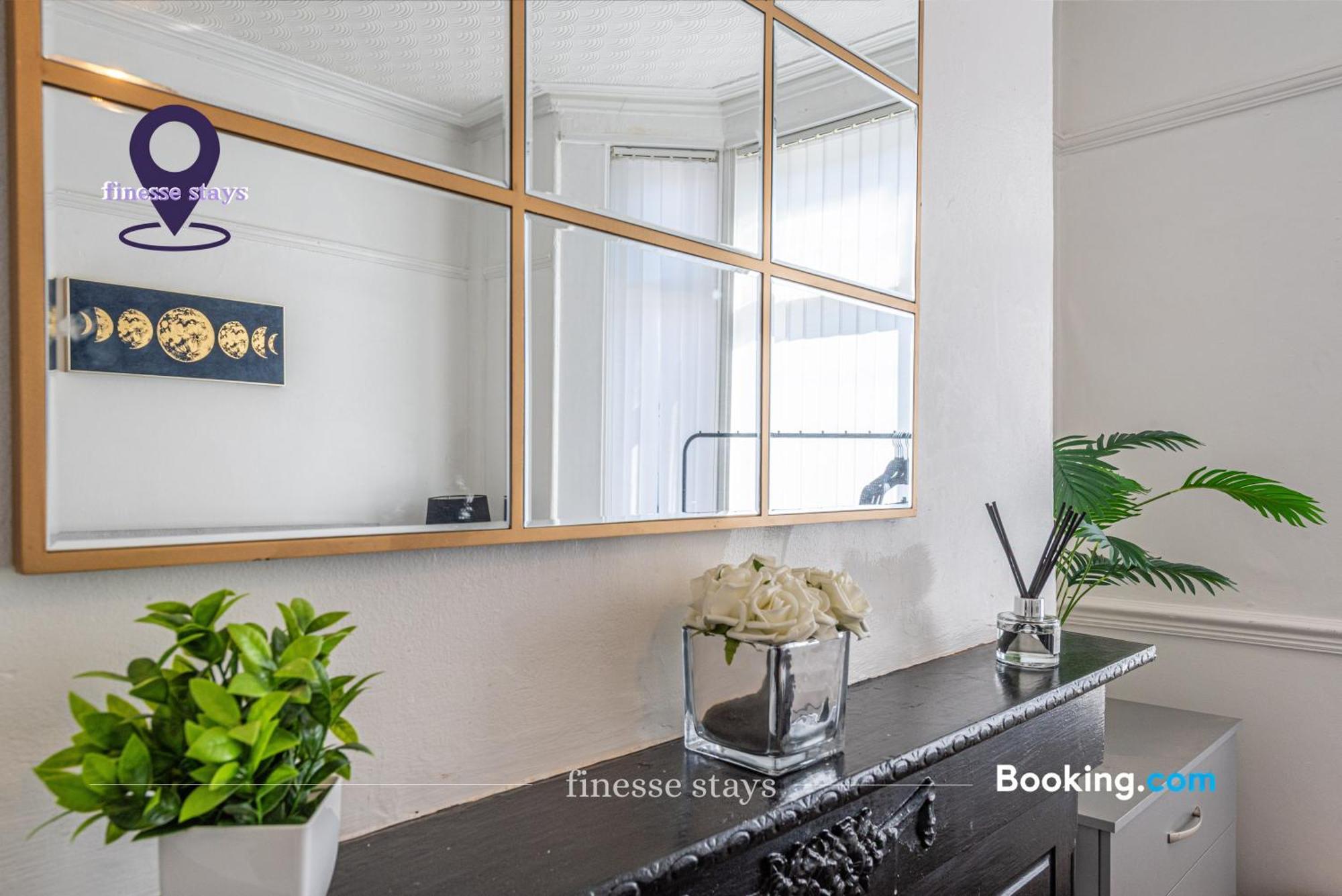 Holiday home Last-minute Specials L Premium Offers L 4bdr House By Finesse Short Lets & Serviced With Free Wifi *