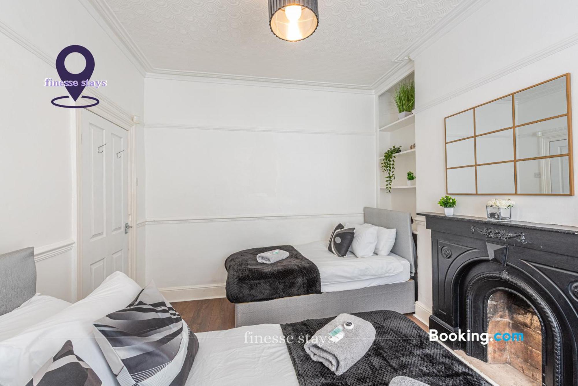 Holiday home Last-minute Specials L Premium Offers L 4bdr House By Finesse Short Lets & Serviced With Free Wifi *