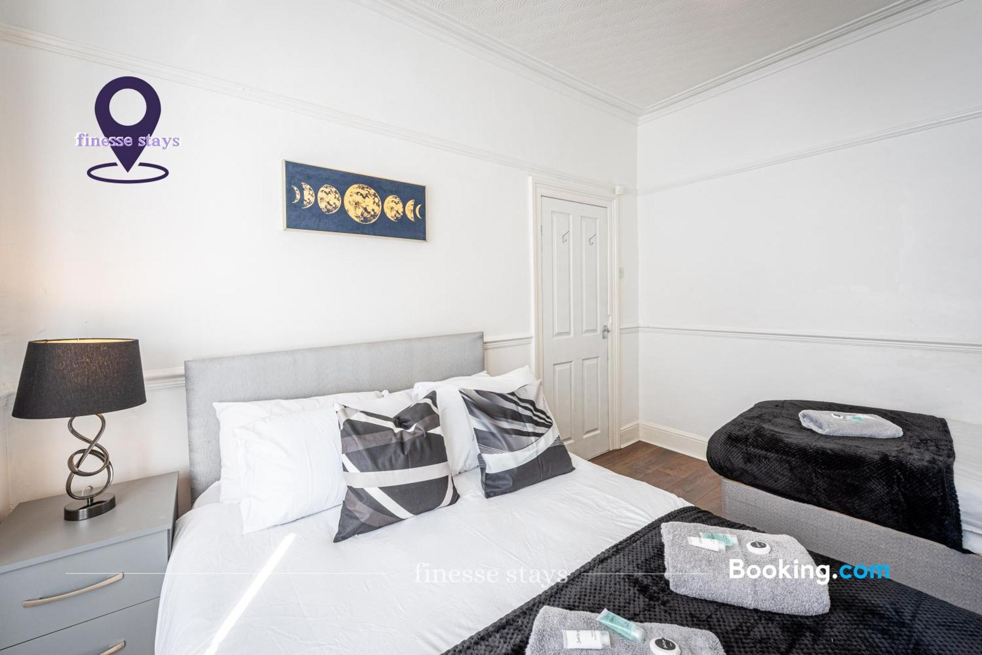 Holiday home Last-minute Specials L Premium Offers L 4bdr House By Finesse Short Lets & Serviced With Free Wifi *