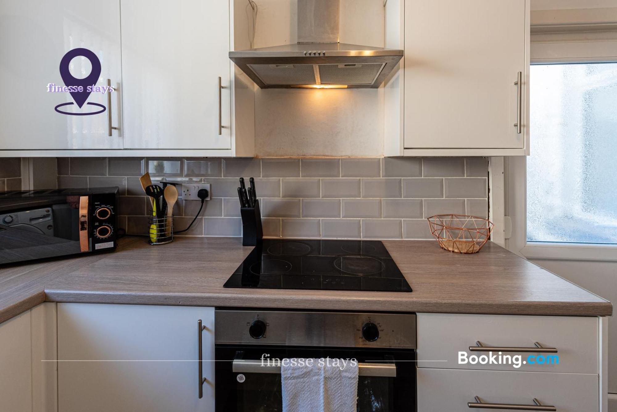 Holiday home Last-minute Specials L Premium Offers L 4bdr House By Finesse Short Lets & Serviced With Free Wifi