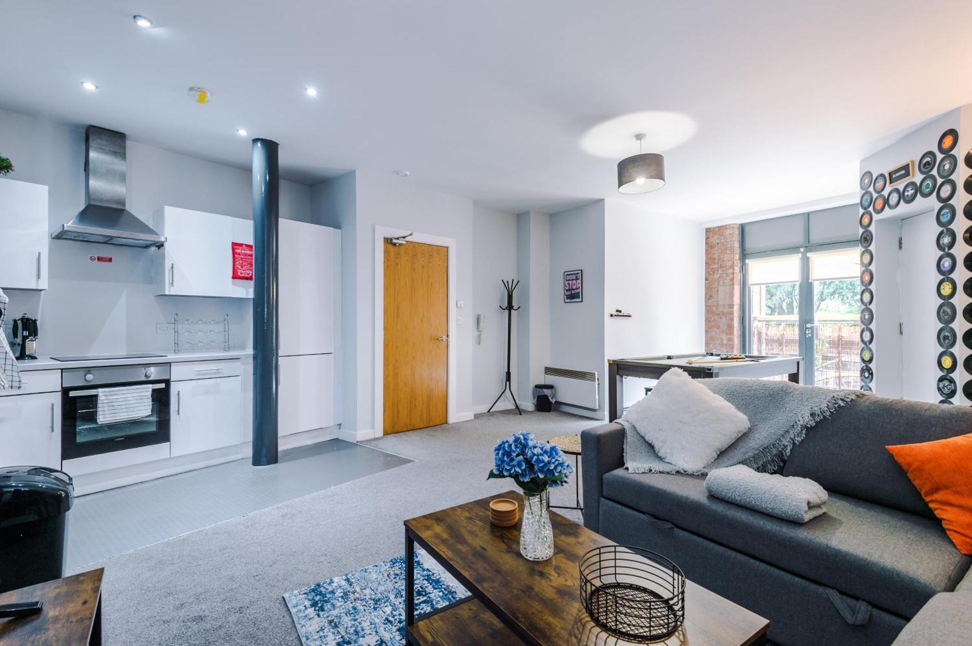 Pool Table, Stunning 2 Bed Flat, Liverpool