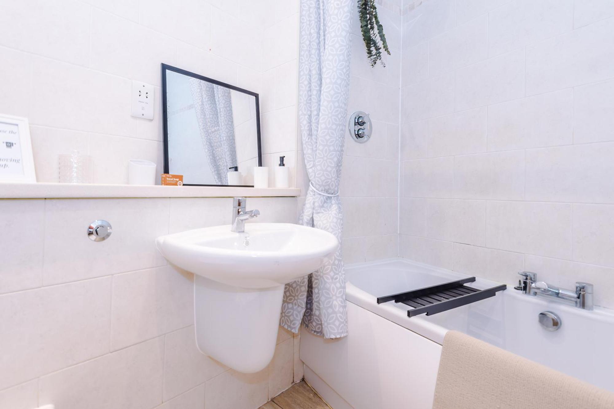 Pool Table, Stunning 2 Bed Flat, Apartment *