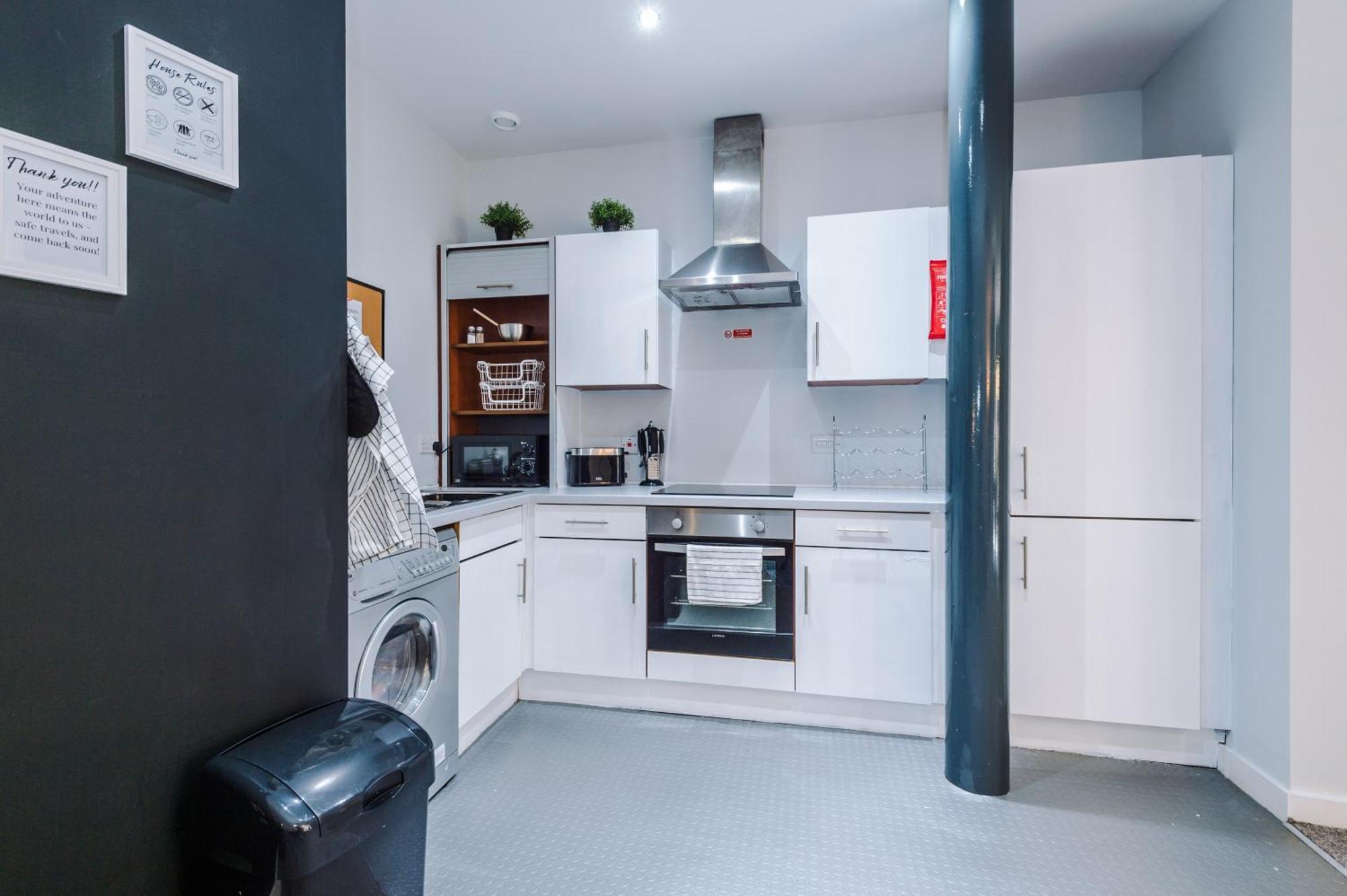 Pool Table, Stunning 2 Bed Flat, * Liverpool