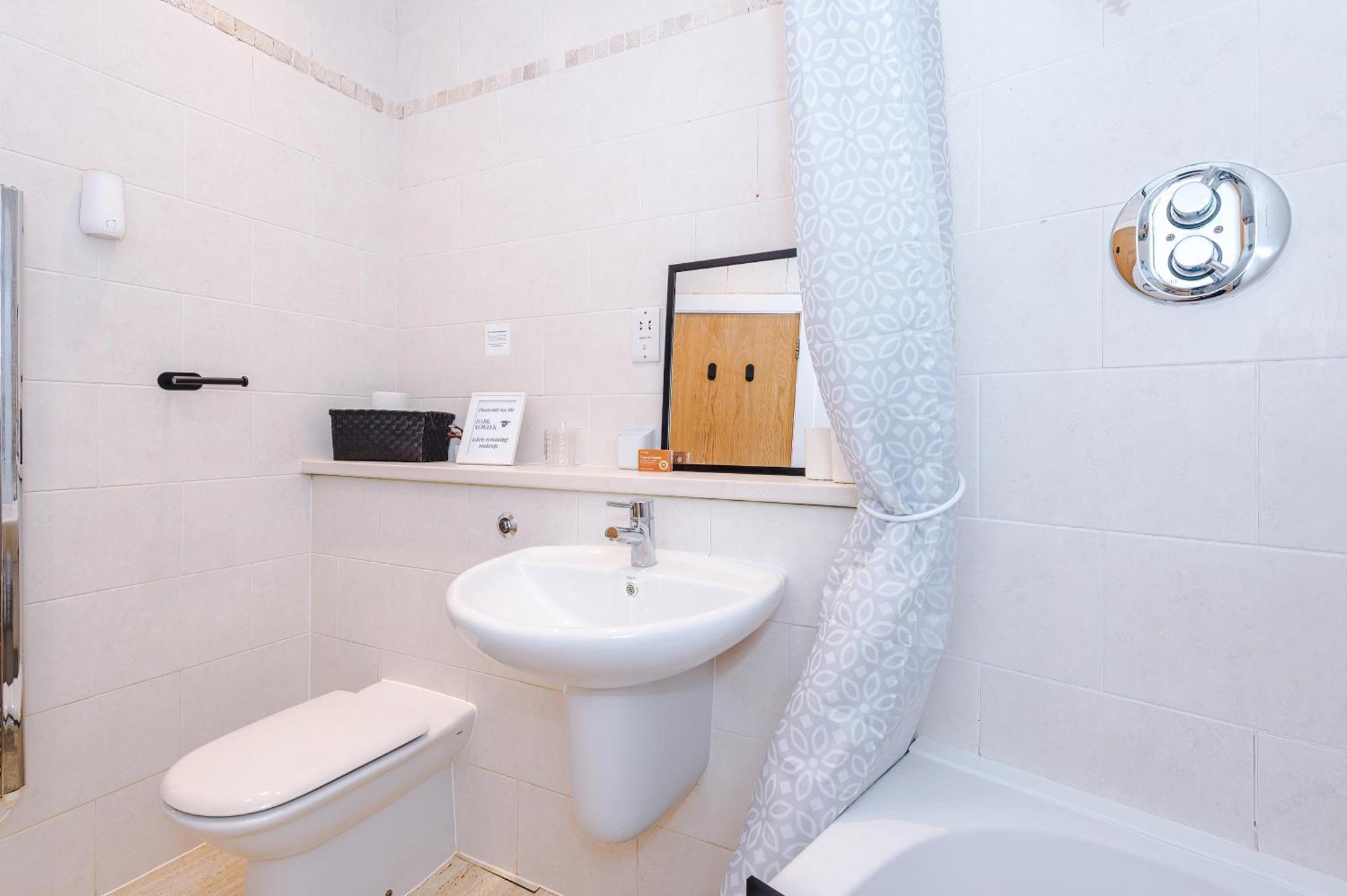Apartment Pool Table, Stunning 2 Bed Flat, *