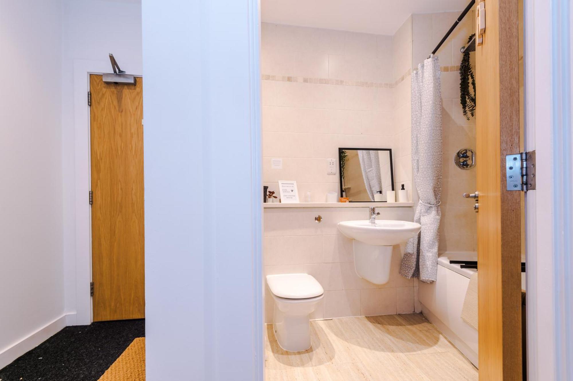 Pool Table, Stunning 2 Bed Flat, *