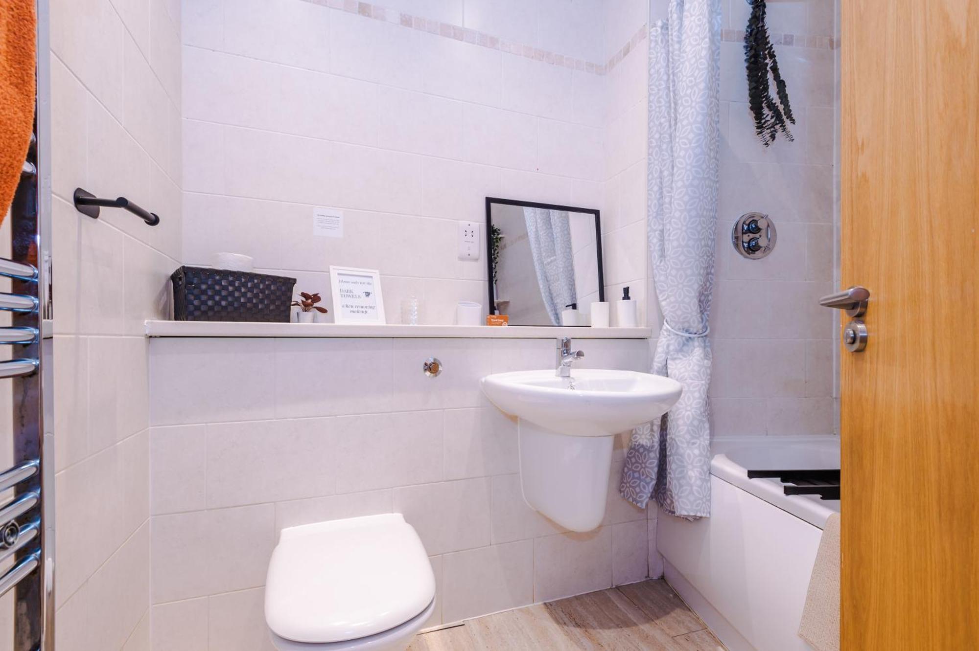 Pool Table, Stunning 2 Bed Flat, Liverpool