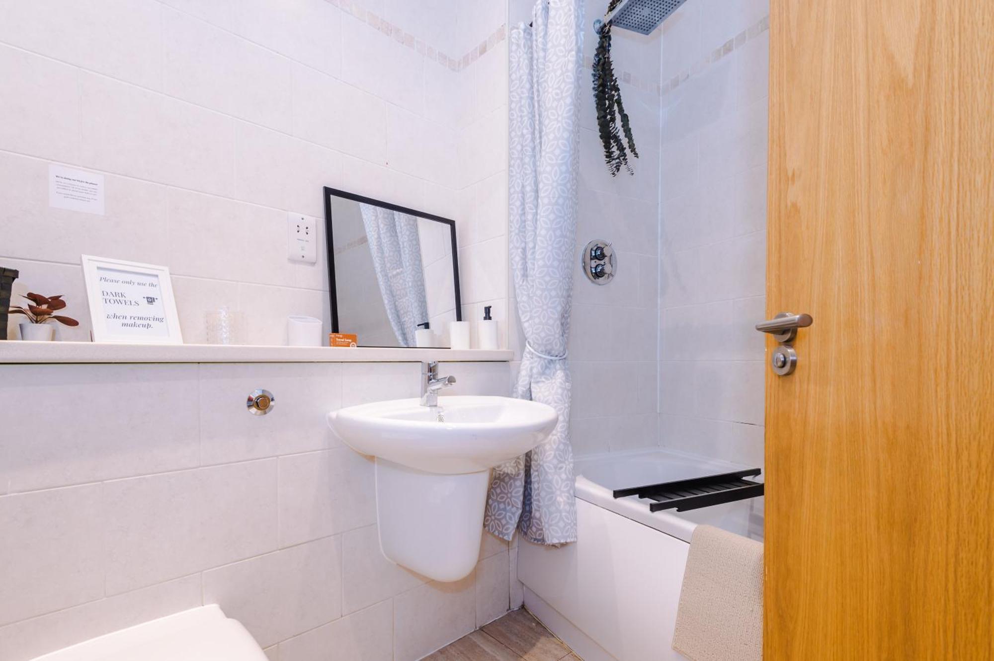Apartment Pool Table, Stunning 2 Bed Flat,