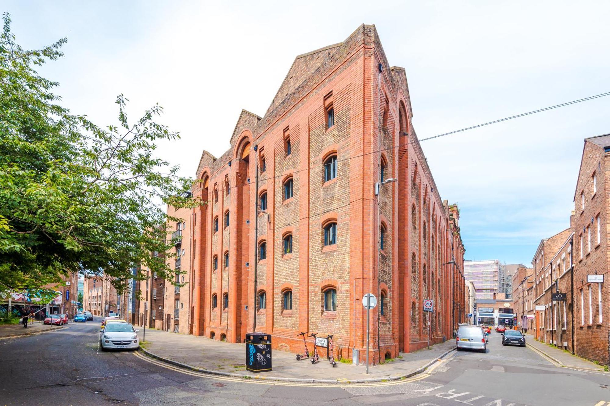 Pool Table, Stunning 2 Bed Flat, Liverpool