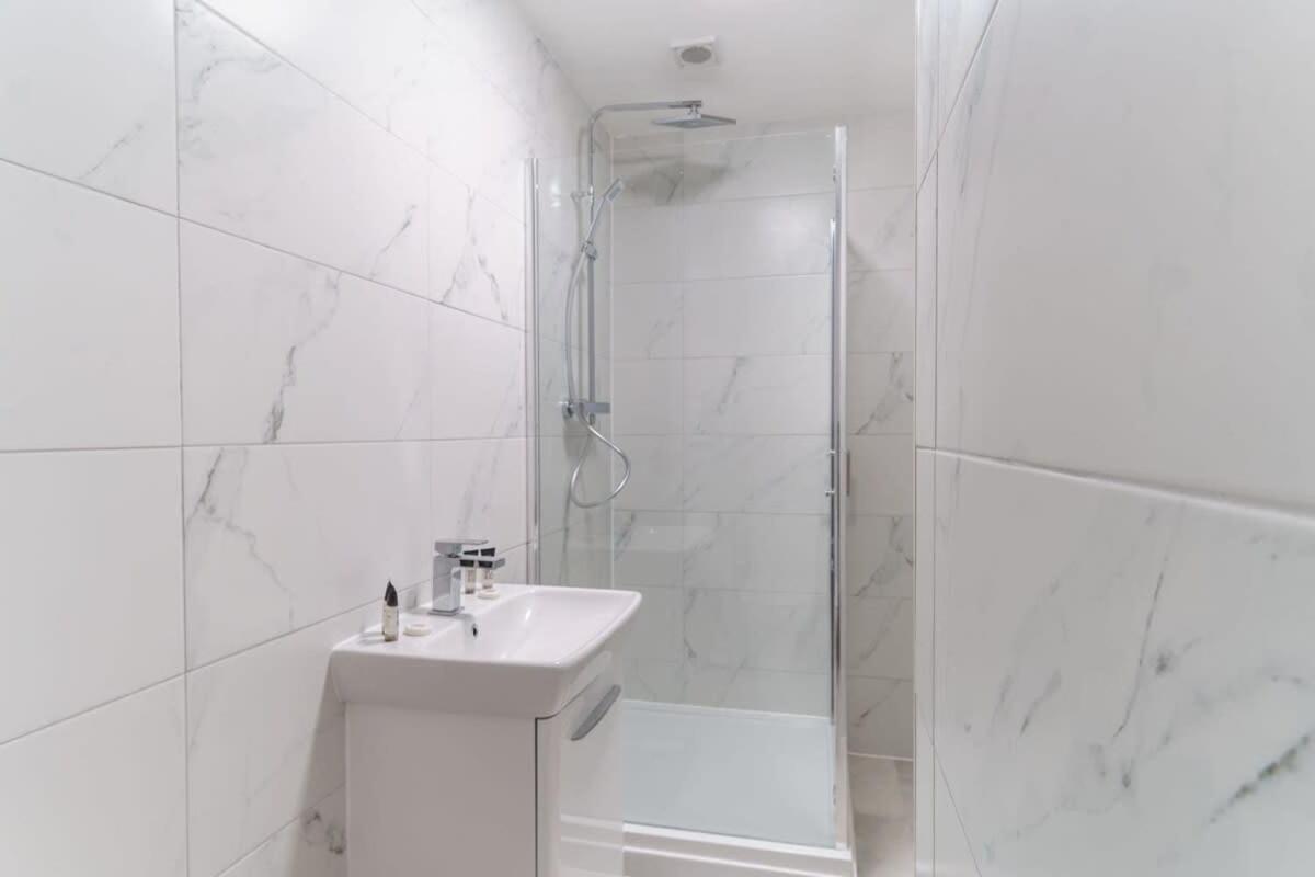 Spacious 1 Bedroom In *
