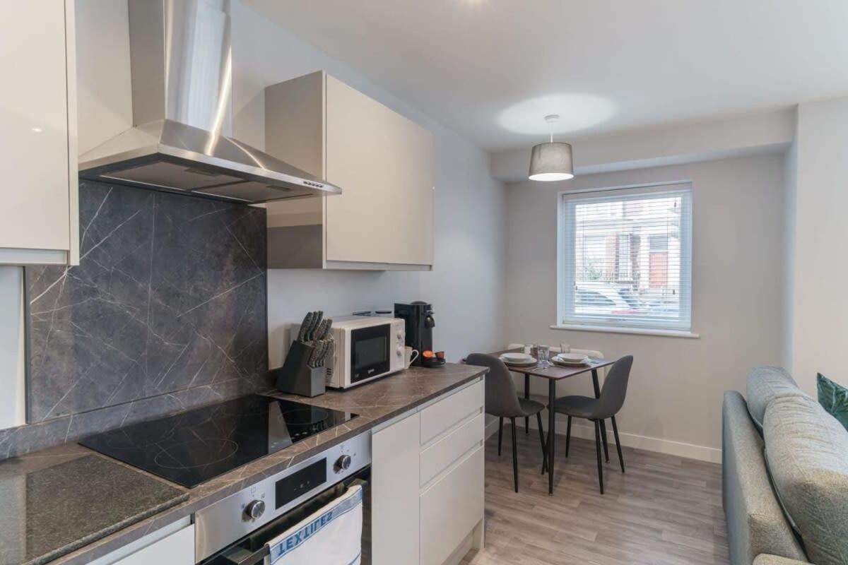 Spacious 1 Bedroom In *