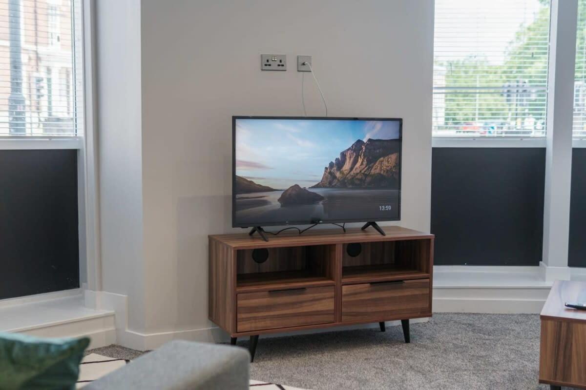 Spacious 1 Bedroom In Apartment *