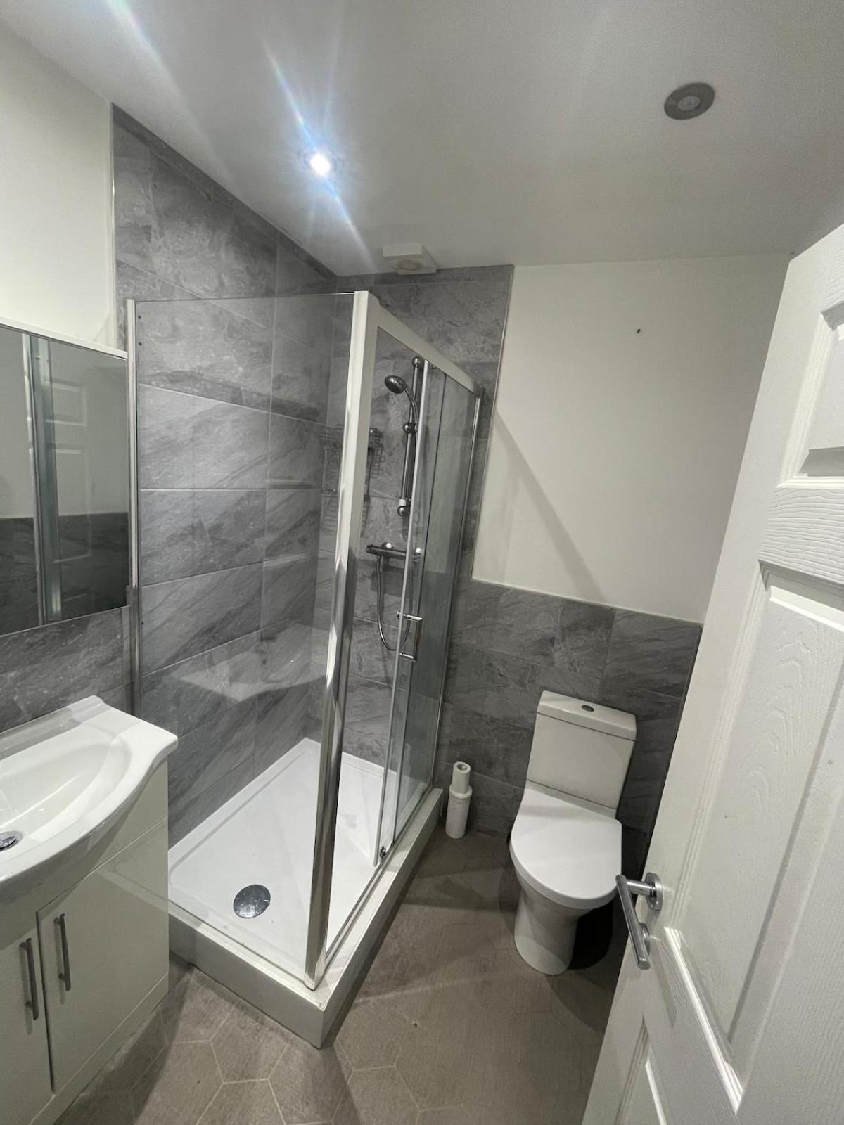 Spacious 2 Bedroom Apartment! Centre Apartment *