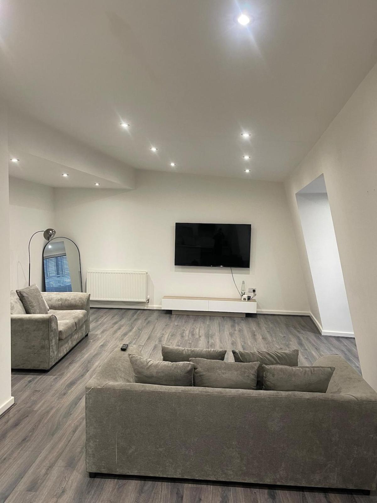 Spacious 2 Bedroom Apartment! Centre Apartment *