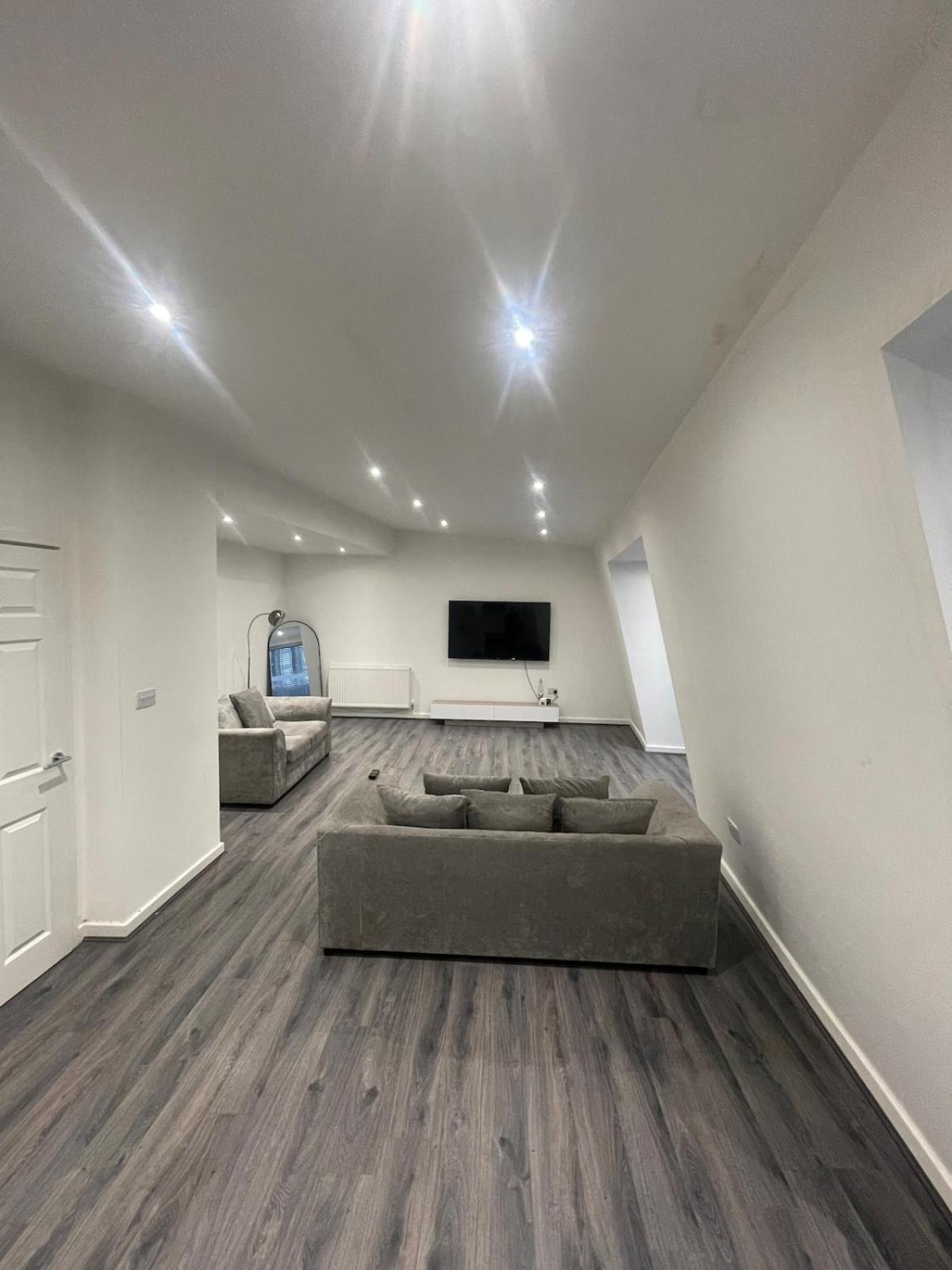 Spacious 2 Bedroom Apartment! Centre * Liverpool
