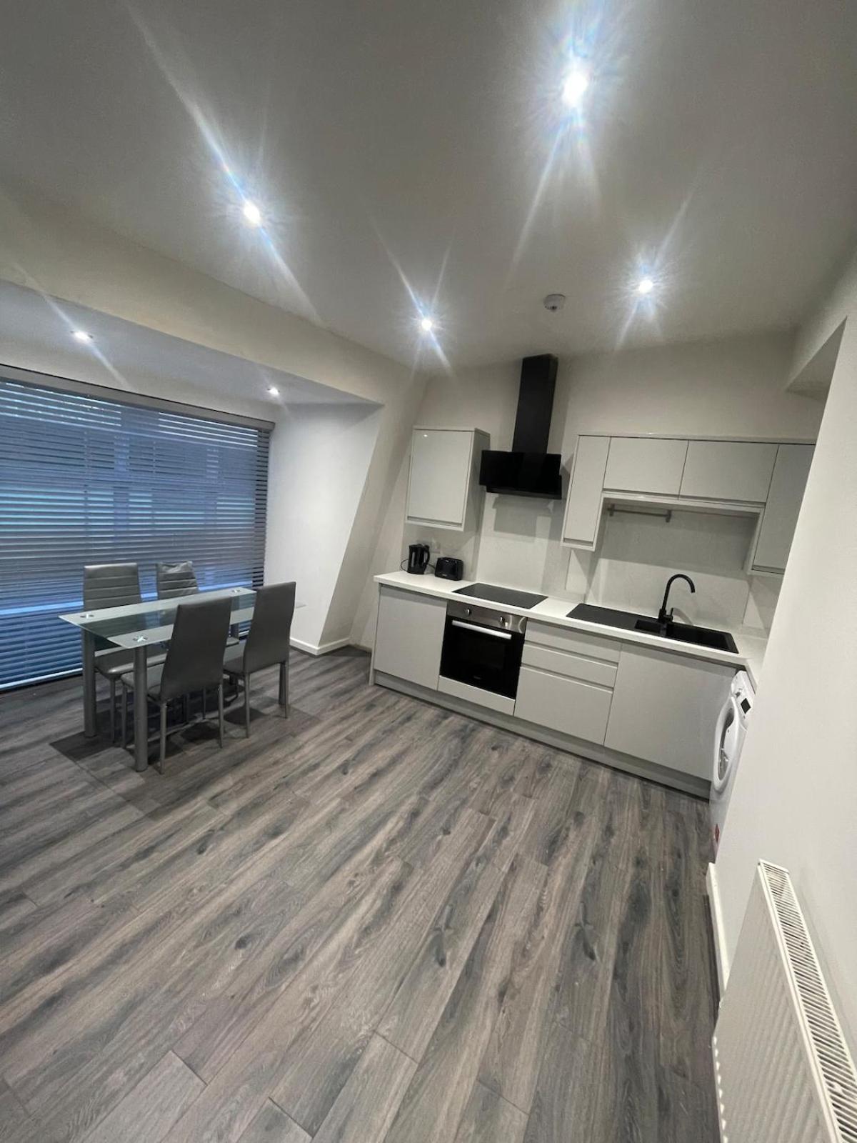 Spacious 2 Bedroom Apartment! Centre Apartment *