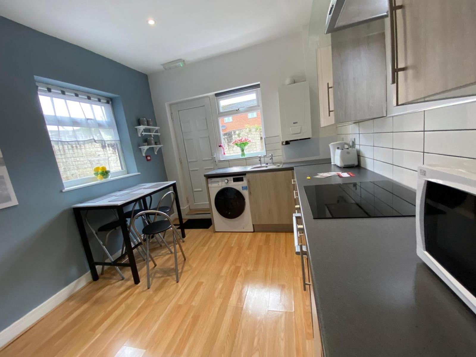 4 Double Bed En-suite Bathroom House *