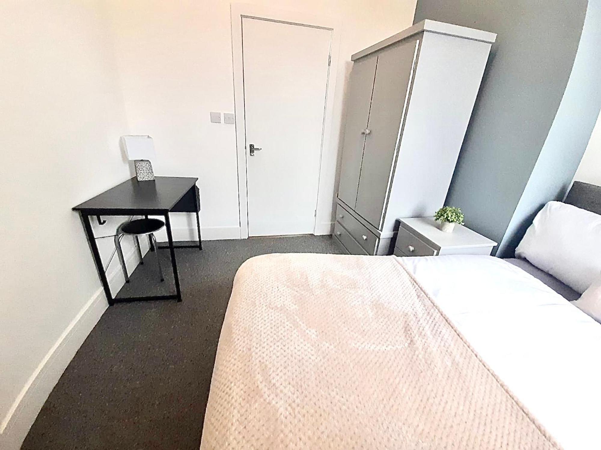 4 Double Bed En-suite Bathroom House