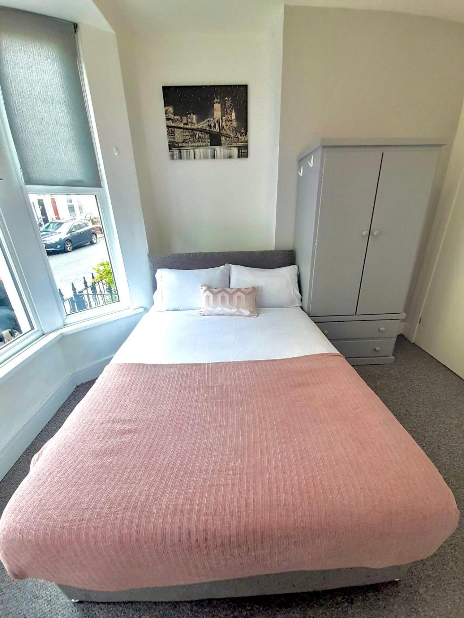 Guest house 4 Double Bed En-suite Bathroom House *