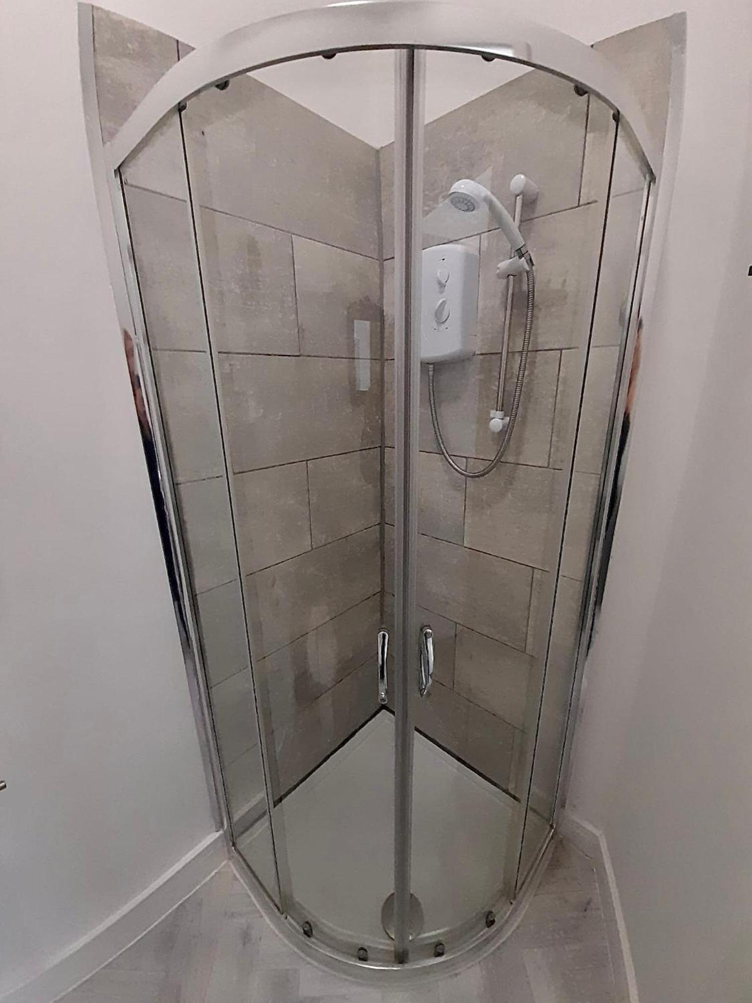 4 Double Bed En-suite Bathroom House Liverpool