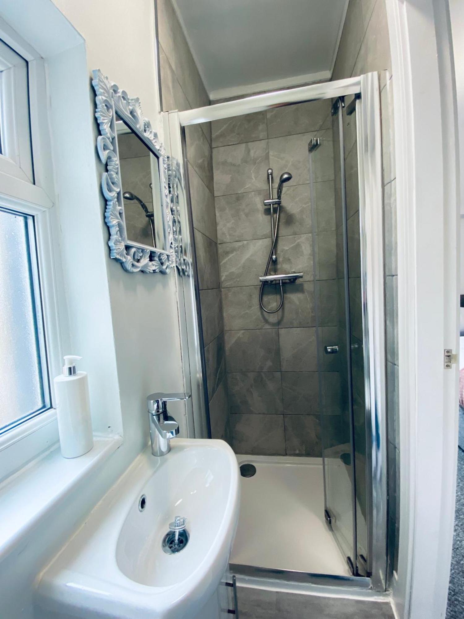 4 Double Bed En-suite Bathroom House