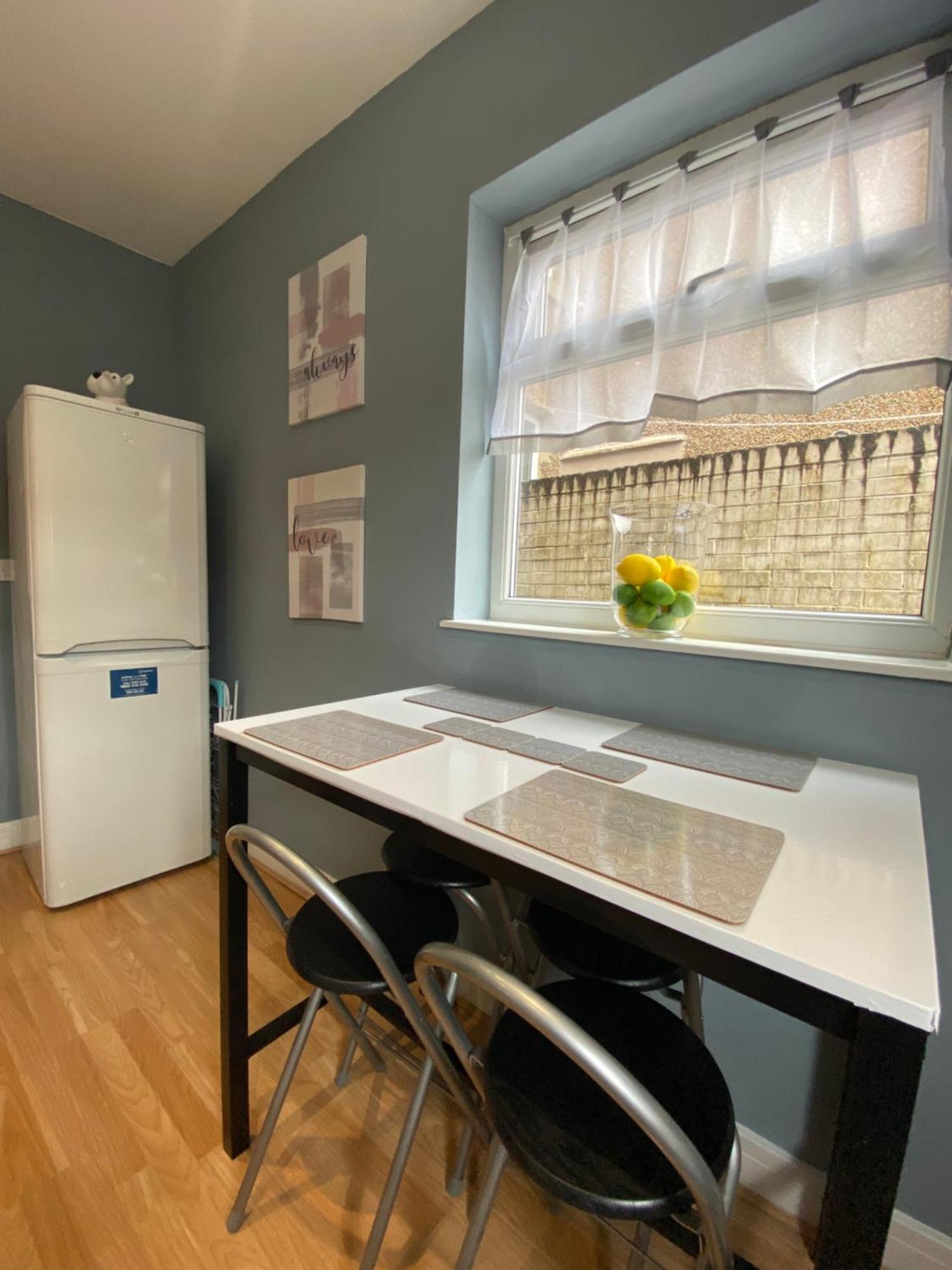 Guest house 4 Double Bed En-suite Bathroom House *