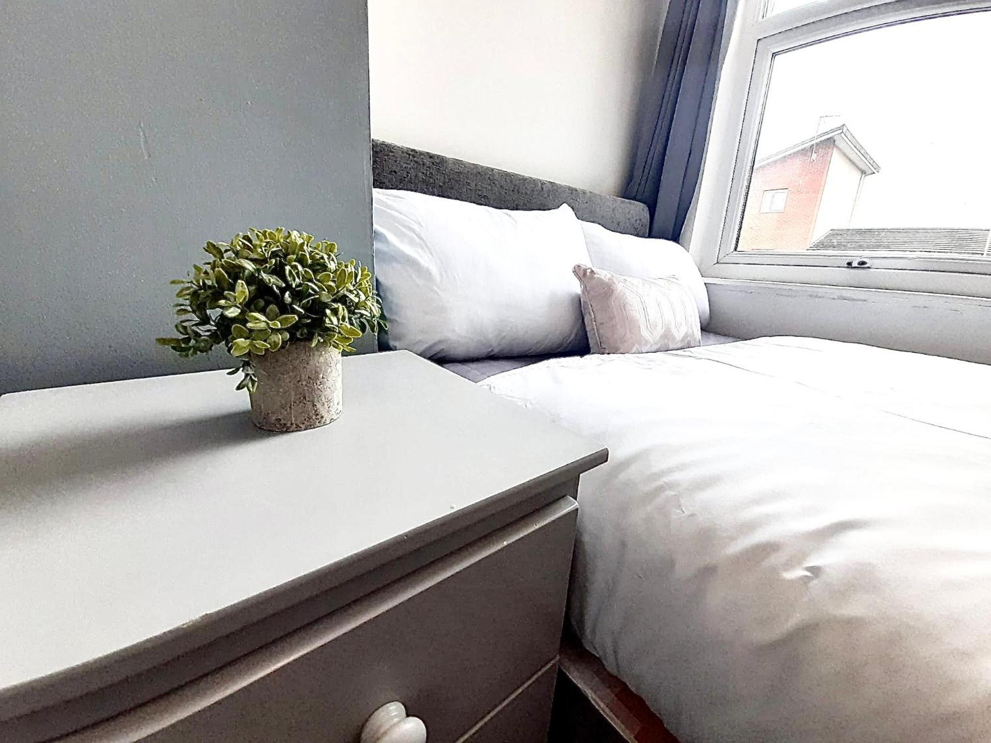 4 Double Bed En-suite Bathroom House *