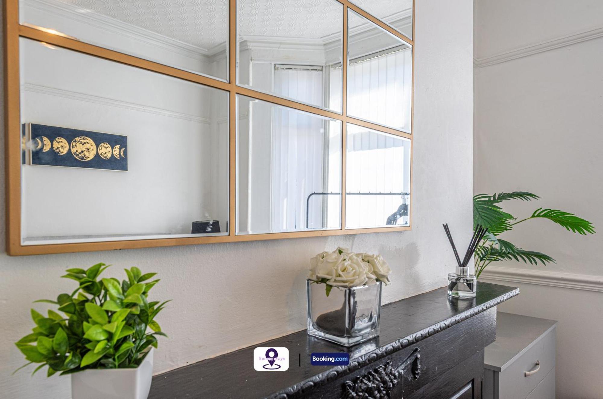 Holiday home Last-minute Specials L Premium Offers L 4bdr House By Finesse Short Lets & Serviced With Free Wifi *