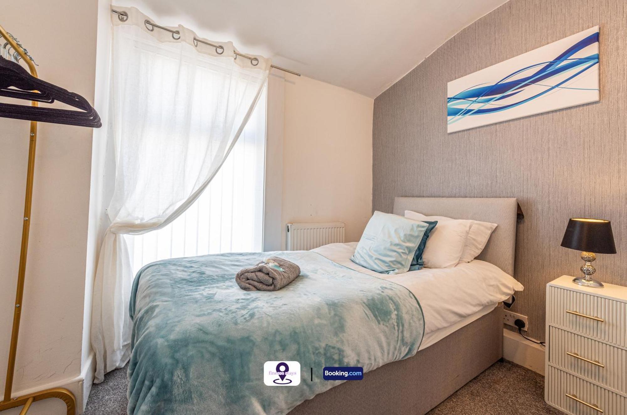 Last-minute Specials L Premium Offers L 4bdr House By Finesse Short Lets & Serviced With Free Wifi Holiday home Liverpool