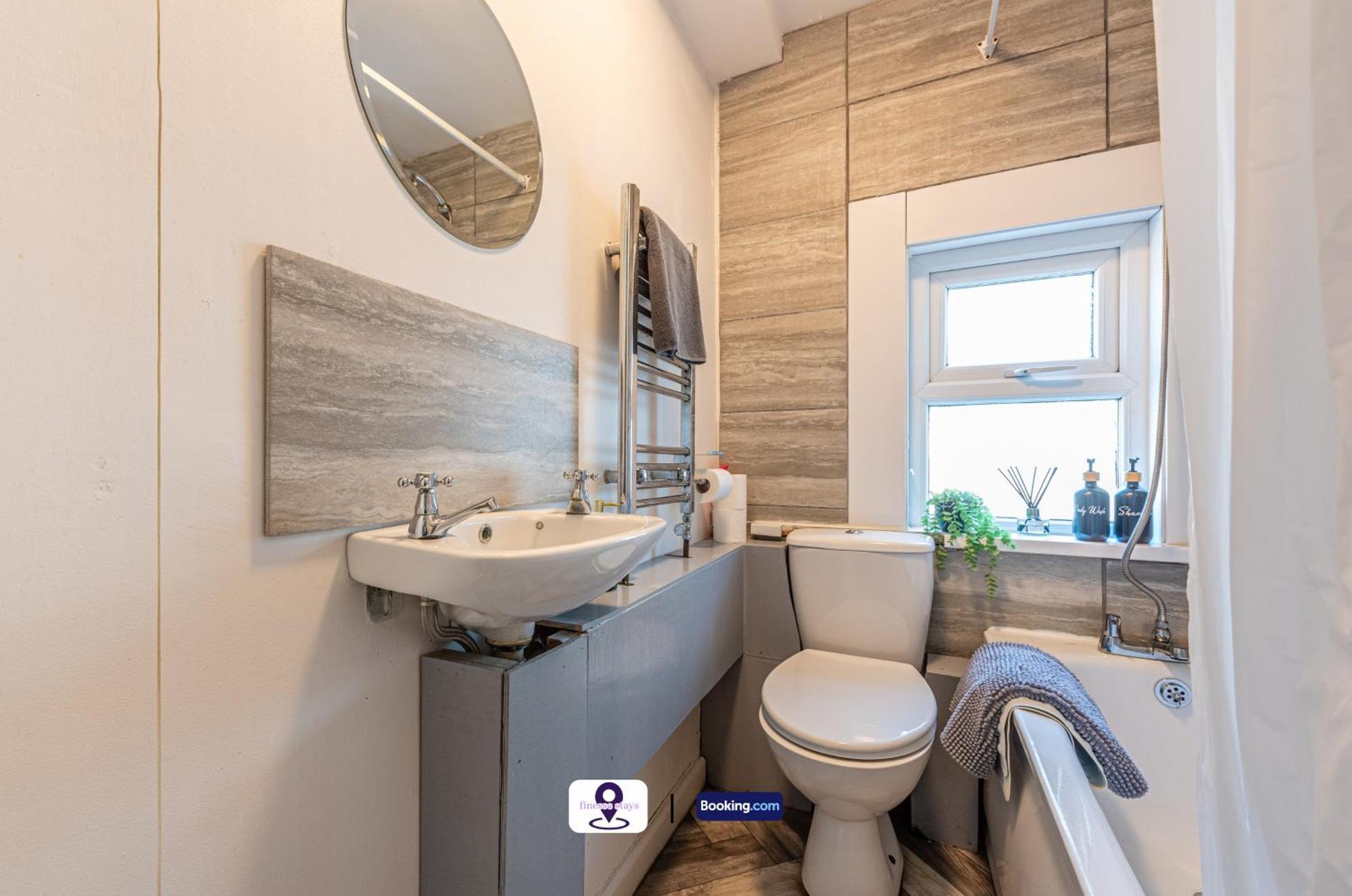 Holiday home Last-minute Specials L Premium Offers L 4bdr House By Finesse Short Lets & Serviced With Free Wifi Liverpool