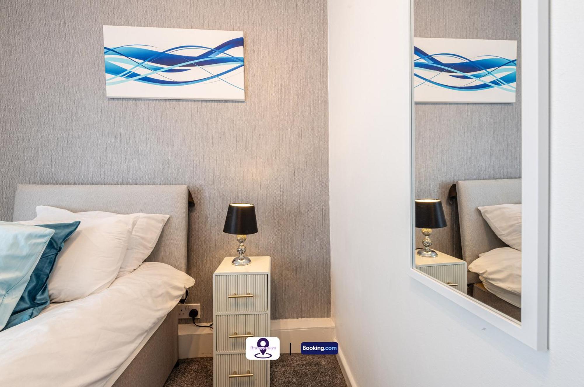Holiday home Last-minute Specials L Premium Offers L 4bdr House By Finesse Short Lets & Serviced With Free Wifi *