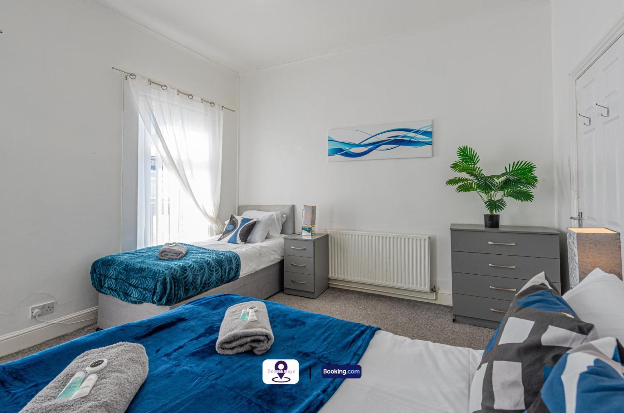 Holiday home Last-minute Specials L Premium Offers L 4bdr House By Finesse Short Lets & Serviced With Free Wifi *
