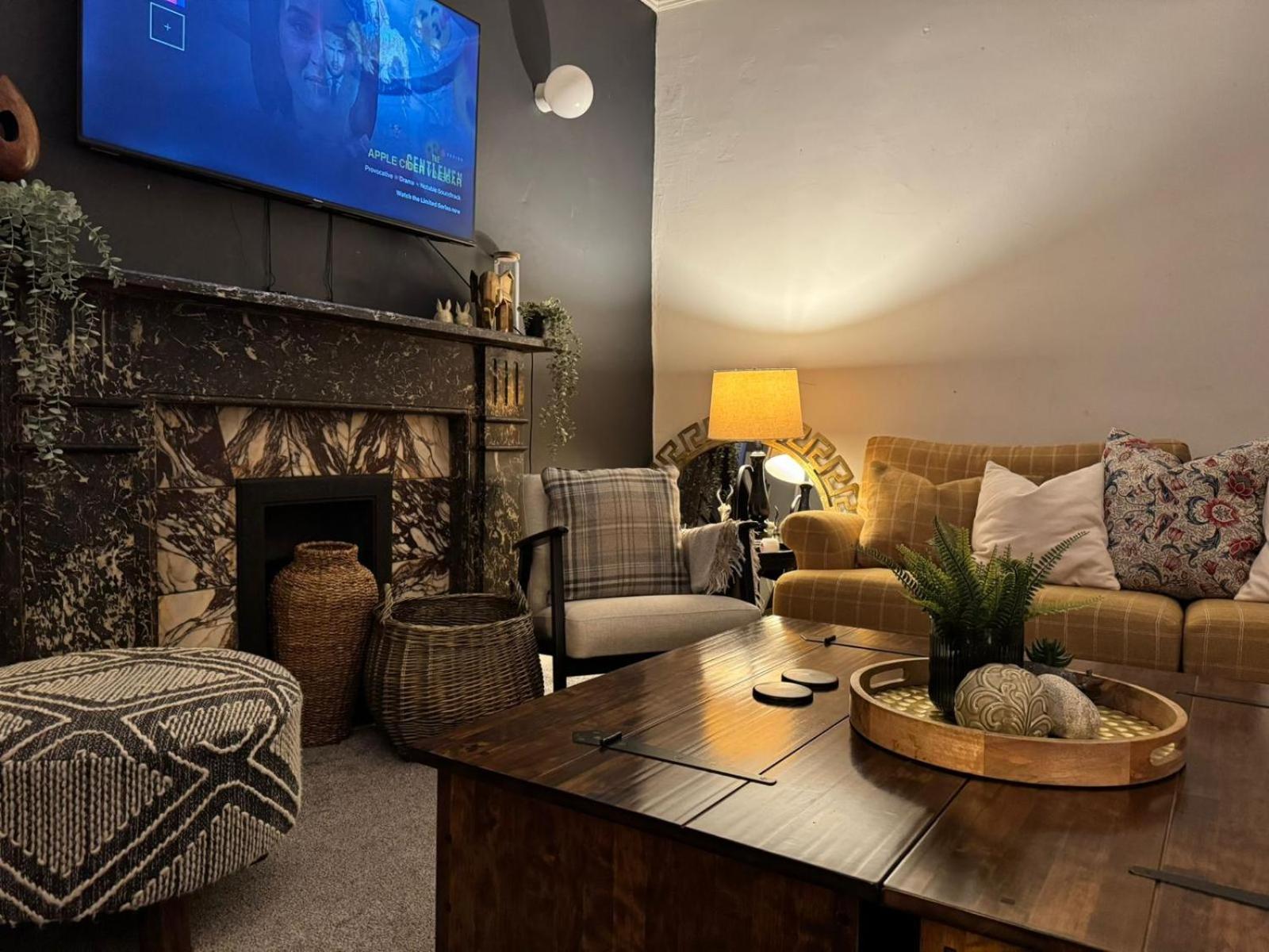 Deluxe Huge Detached House With Parking, Sleeps Up To 30 People, 2m From Centre Holiday home Liverpool