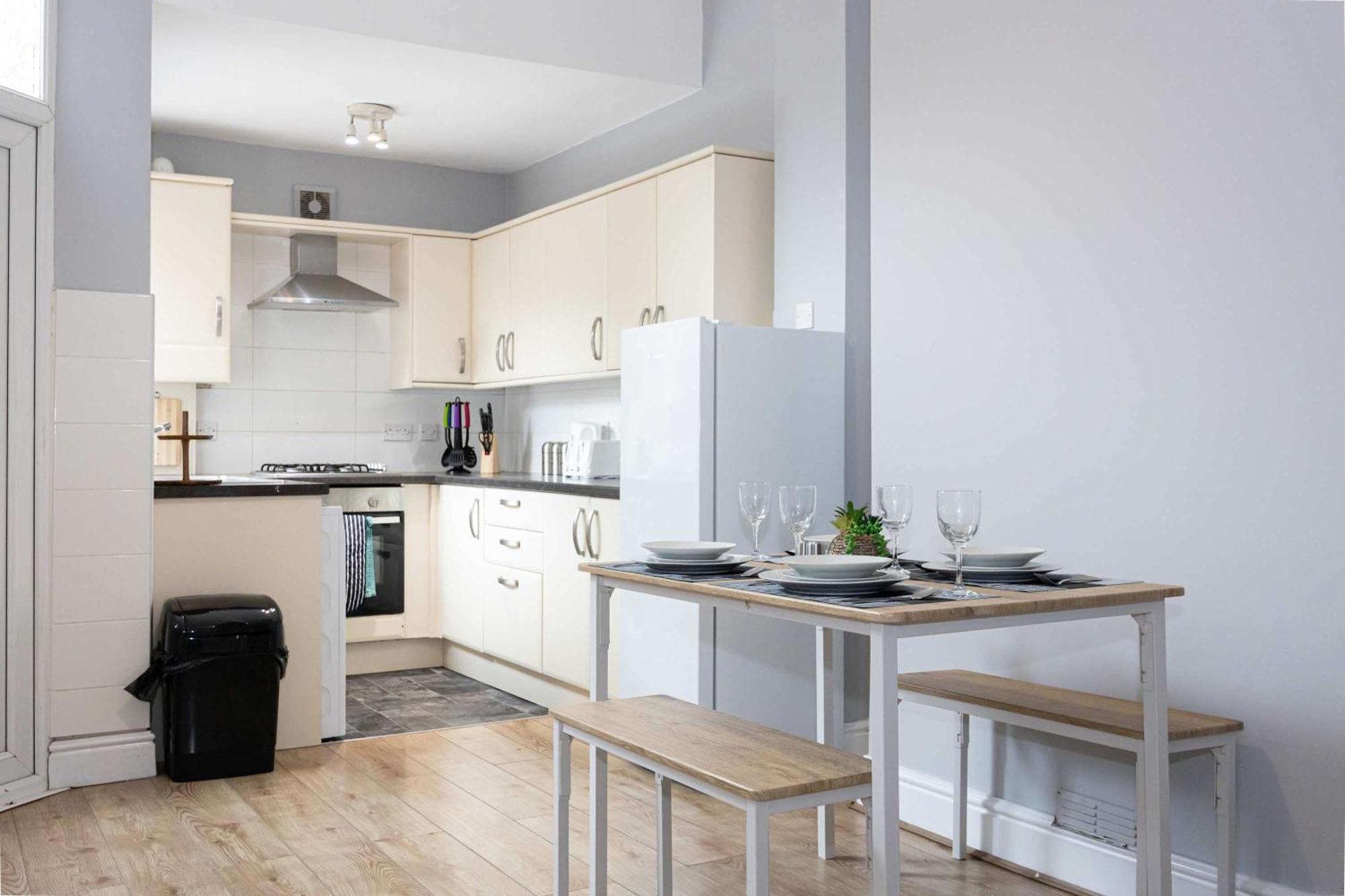 Stylish 1-bed Flat In Apartment Liverpool
