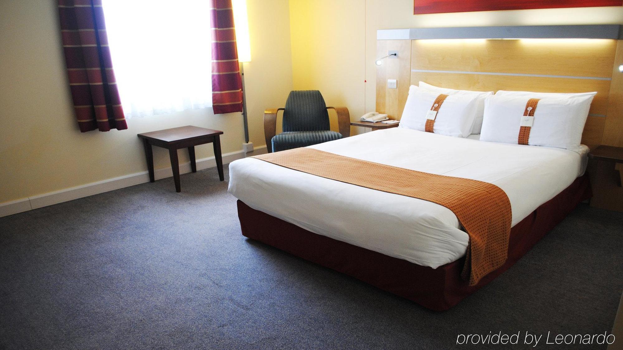 Holiday Express John Lennon Airport Hotel 3*