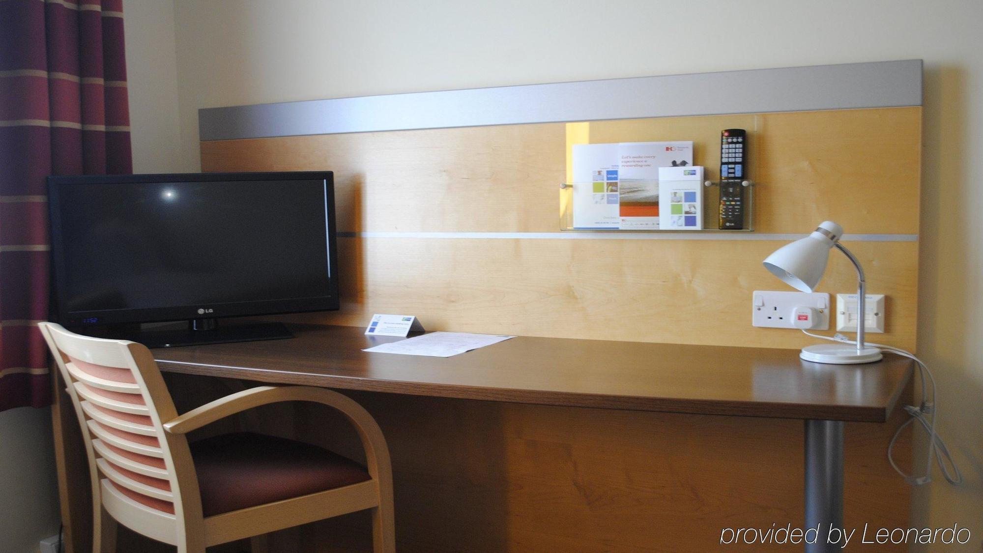Hotel Holiday Express John Lennon Airport 3*